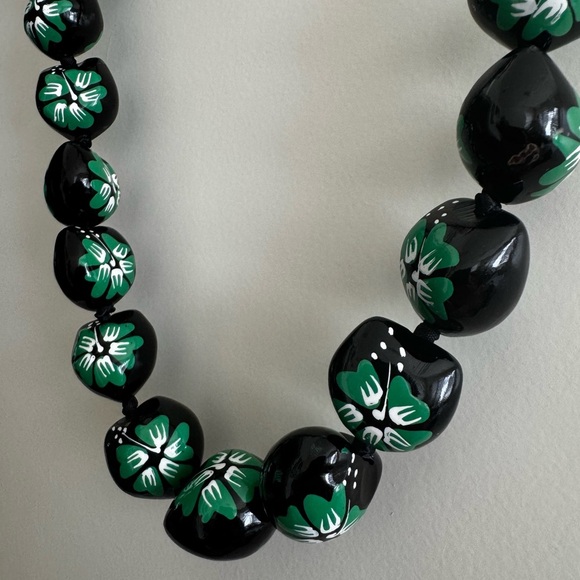 Green Hibiscus Kukui Nut Lei Necklace NWOT - Picture 2 of 6